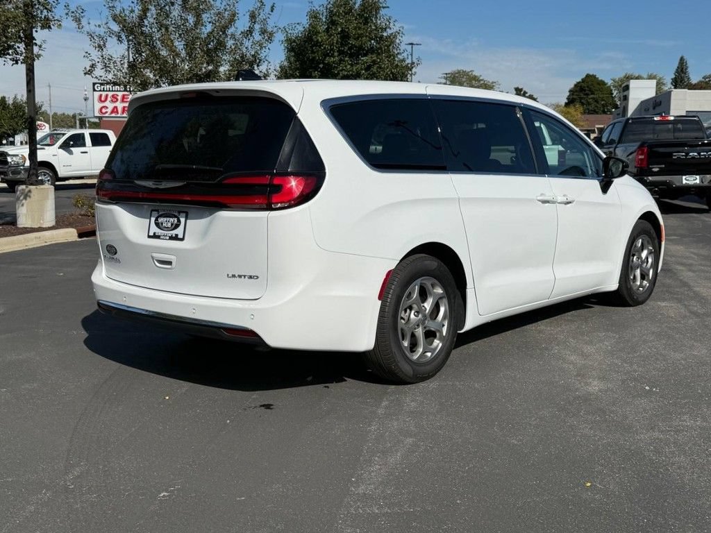 Used 2024 Chrysler Pacifica Limited FWD image 4