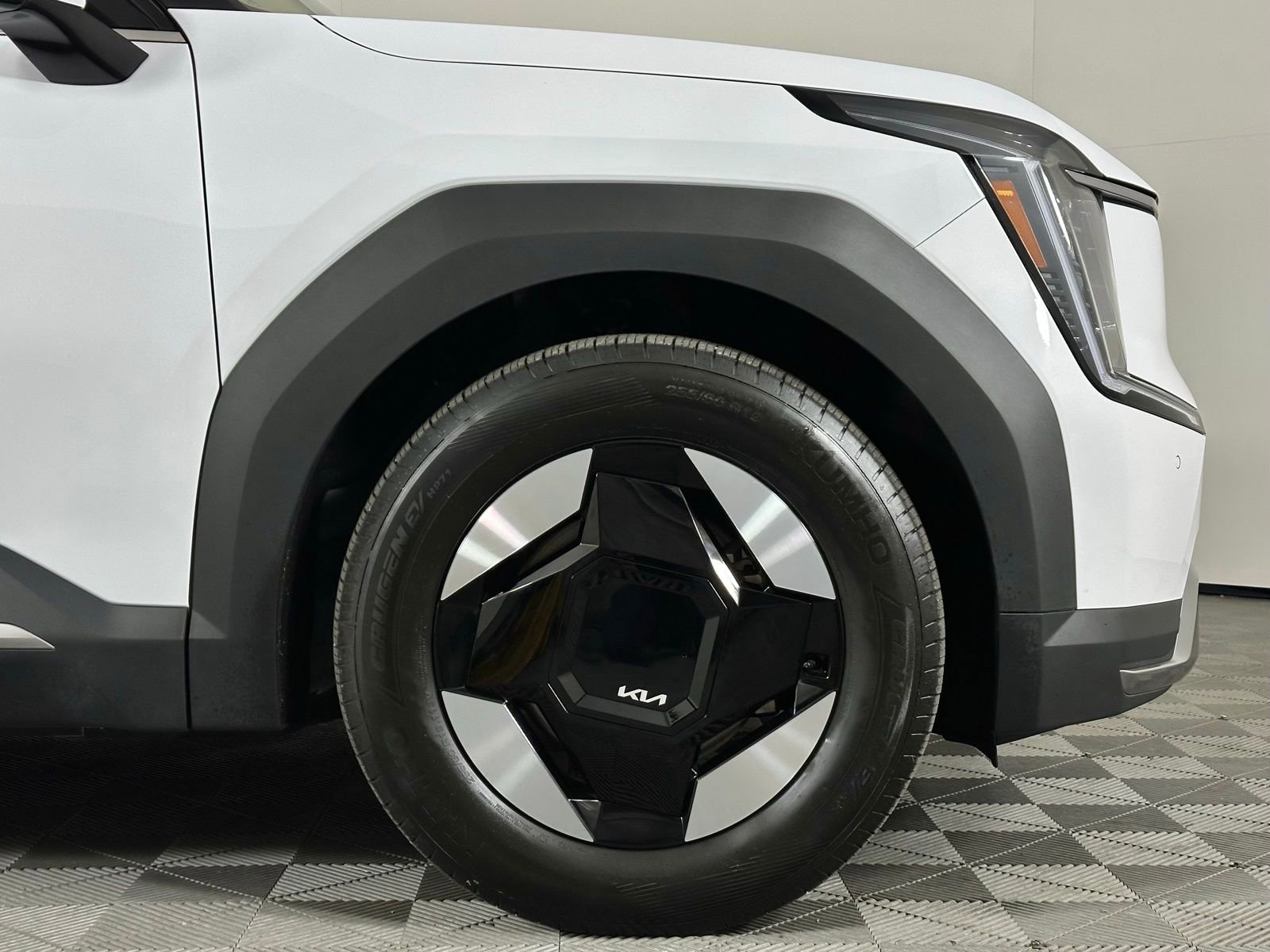 Used 2025 Kia EV9 Wind image 11