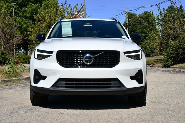 Certified 2025 Volvo XC40 B5 Plus AWD/4WD image 2