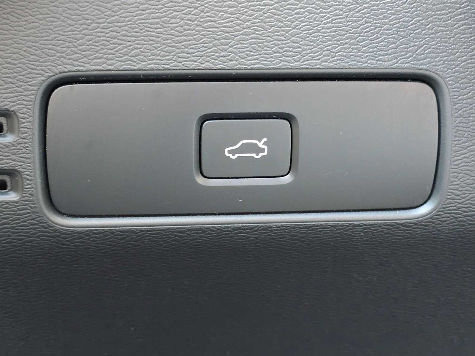 Certified 2024 Volvo XC40 B5 Core w/ Climate Package AWD/4WD image 33