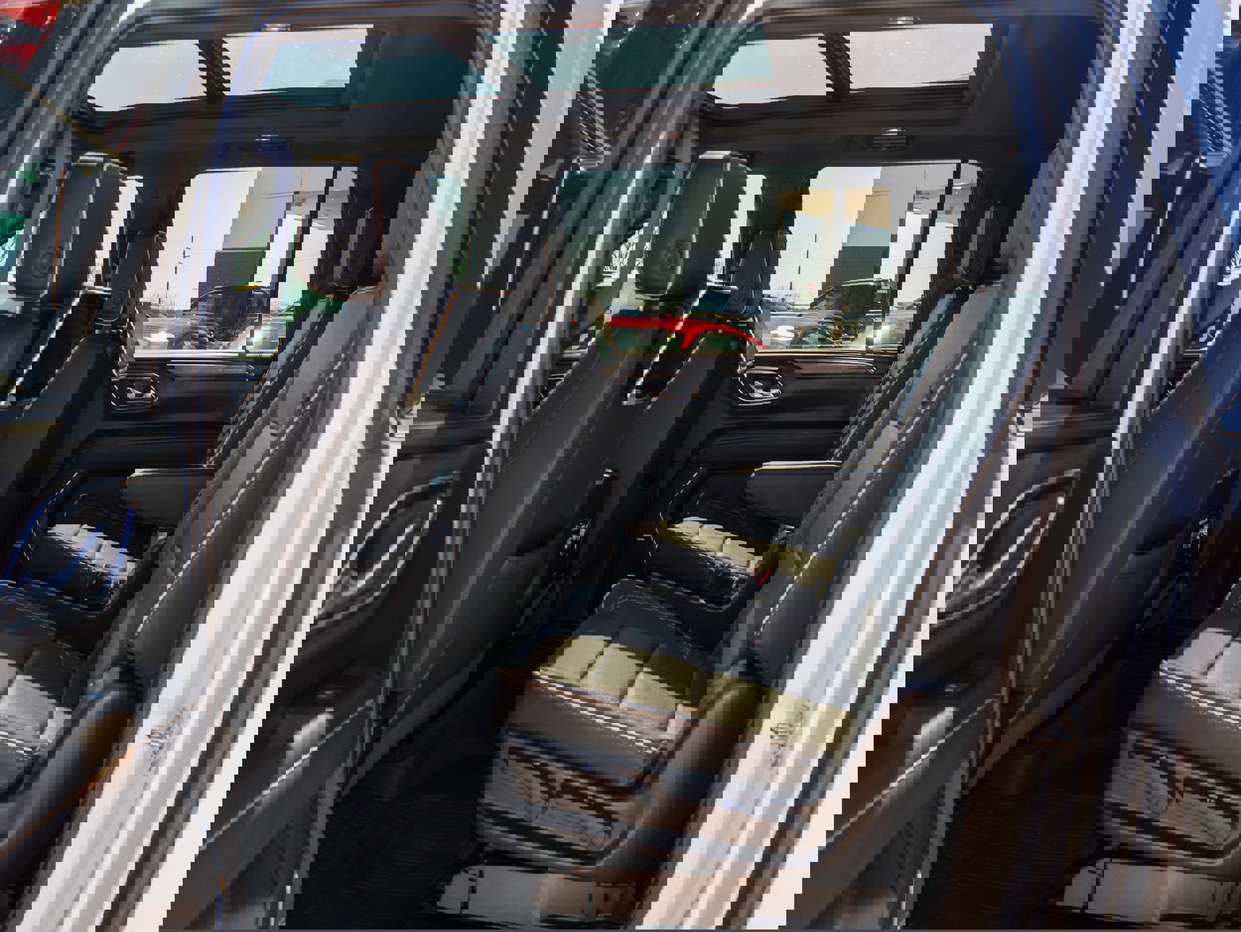 Used 2022 GMC Yukon XL SLT w/ SLT Premium Package image 17