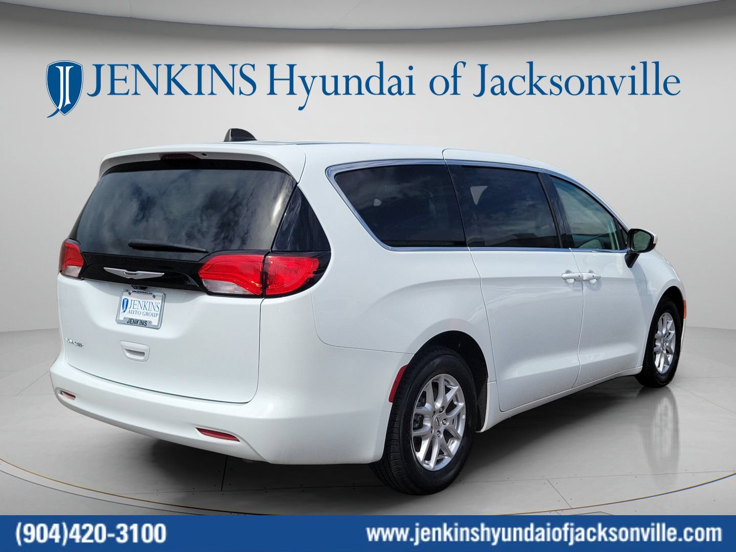 Used 2023 Chrysler Voyager LX FWD image 4
