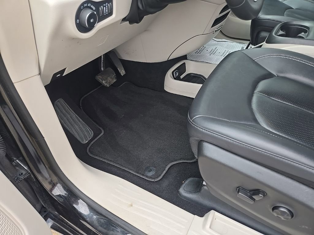 Used 2024 Chrysler Pacifica Touring-L image 31