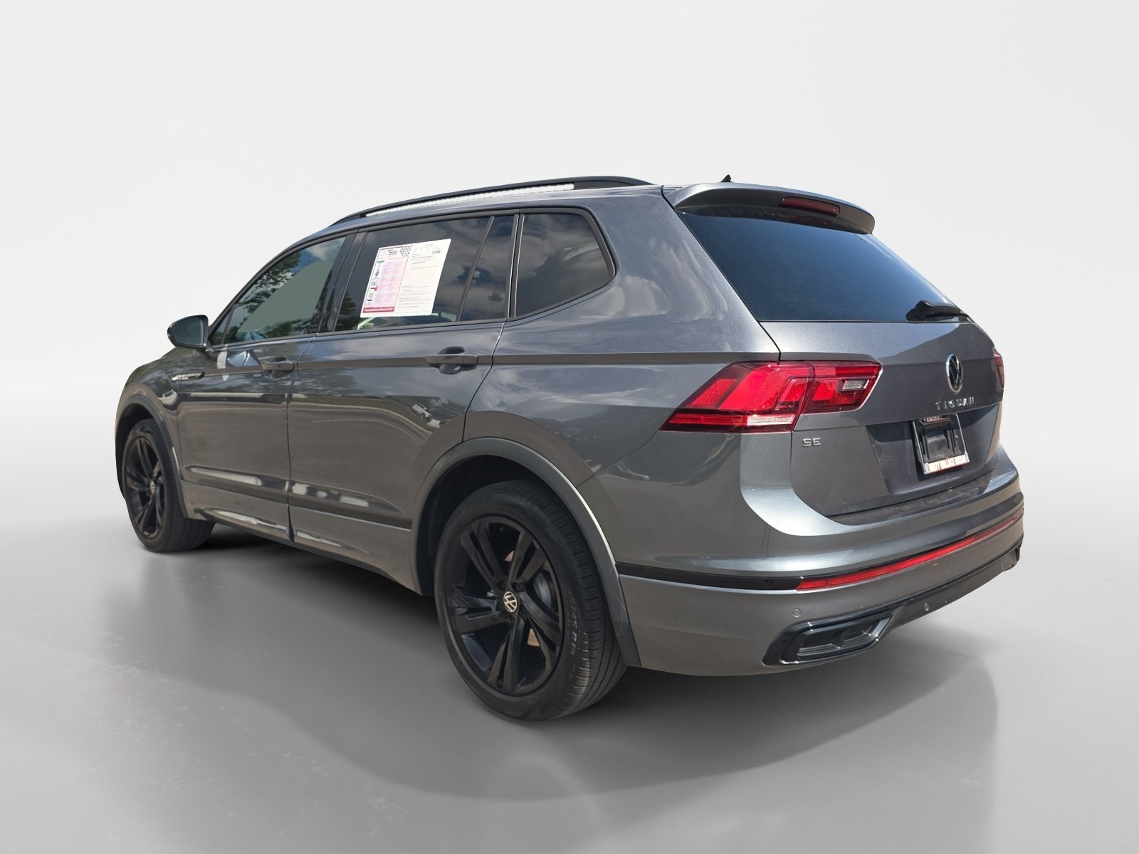 Used 2023 Volkswagen Tiguan SE R-Line FWD image 3