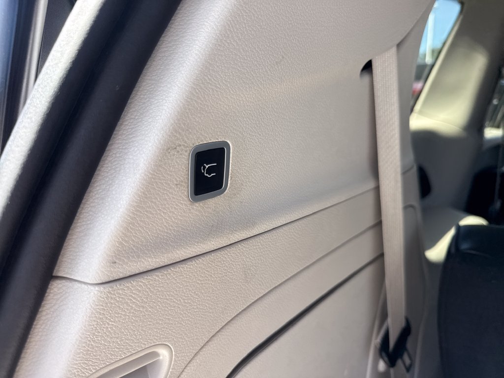 Used 2018 Chrysler Pacifica Limited FWD image 17