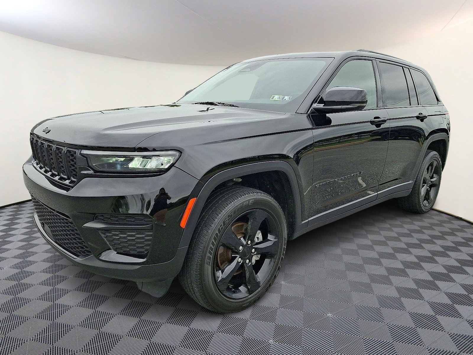 Used 2023 Jeep Grand Cherokee Altitude image 3