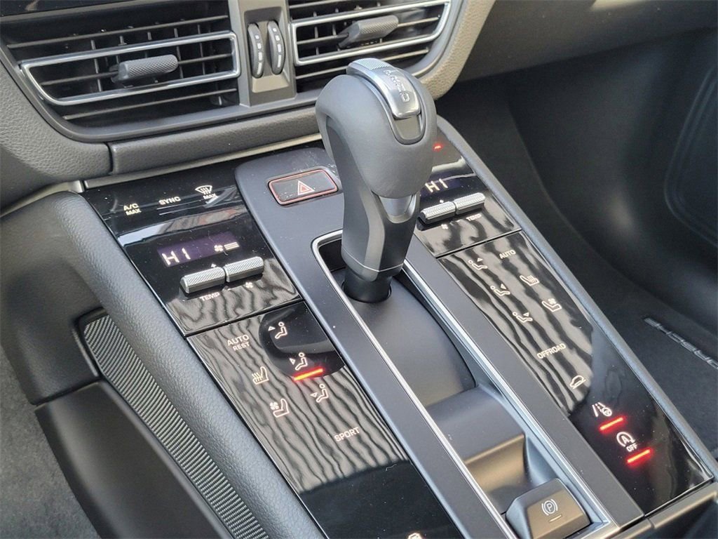 Certified 2025 Porsche Macan image 30