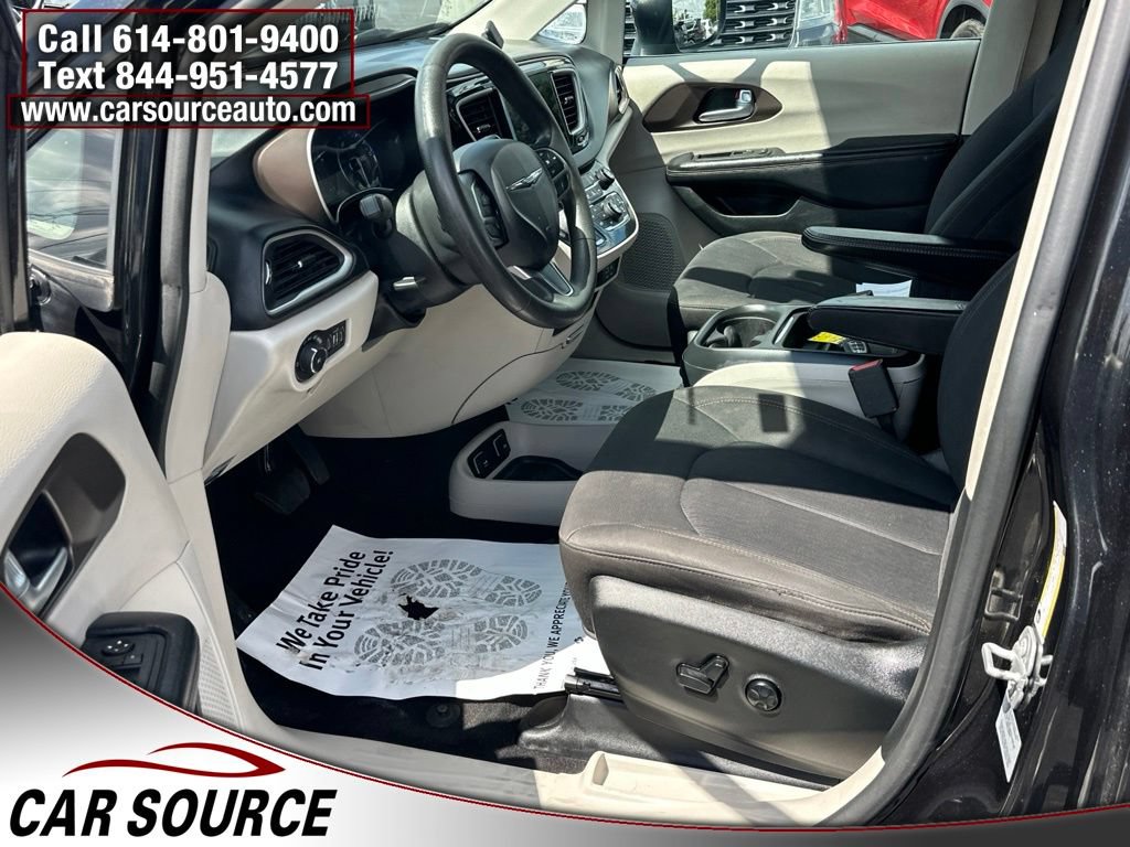 Used 2017 Chrysler Pacifica Touring Plus w/ Tire & Wheel Group FWD image 11