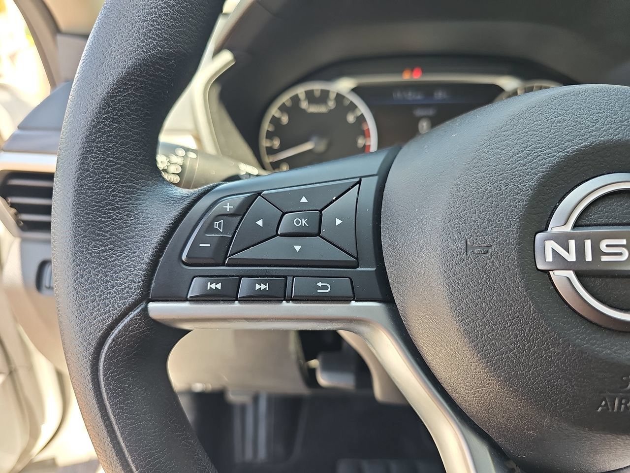 Certified 2025 Nissan Altima 2.5 SV FWD image 16