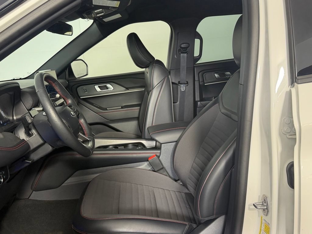 Used 2025 Ford Explorer ST-Line w/ ST-Line Street Pack AWD/4WD image 23