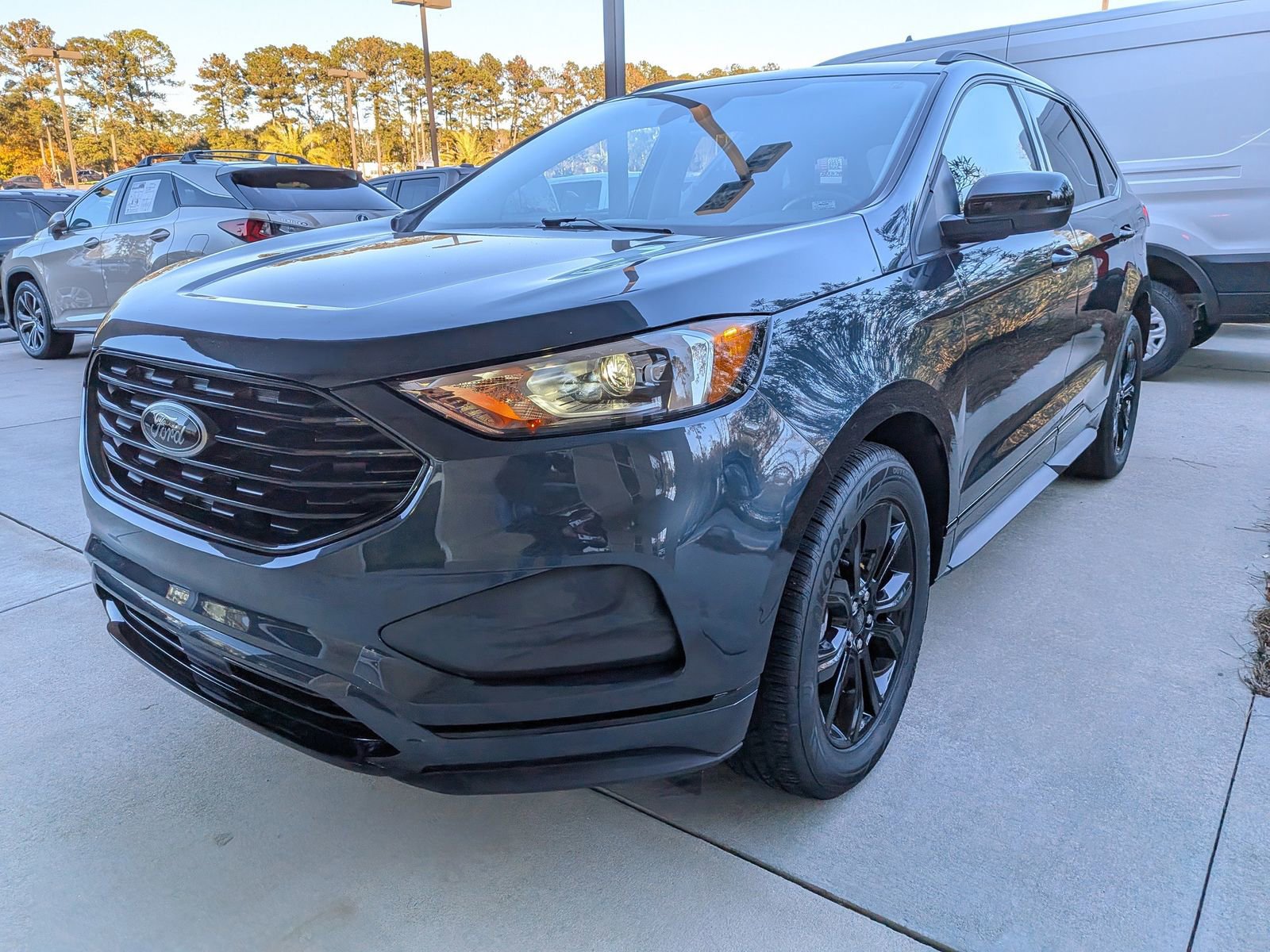 Certified 2024 Ford Edge SE w/ Black Appearance Package image 9