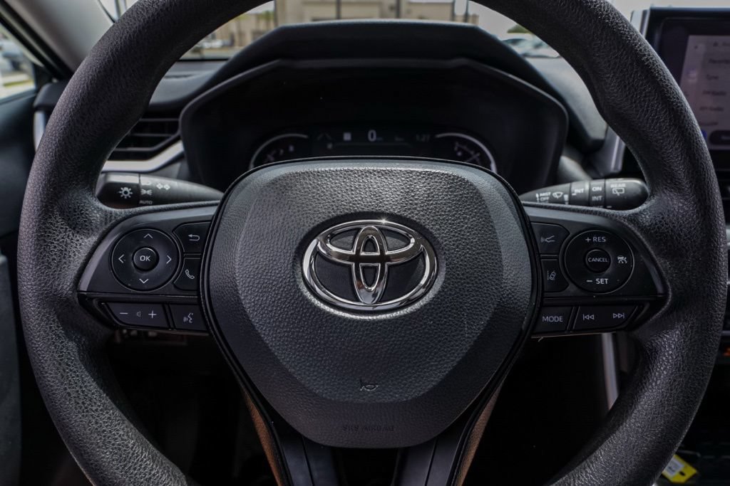 Used 2025 Toyota RAV4 XLE FWD image 28