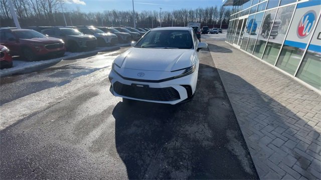 Used 2025 Toyota Camry SE image 3