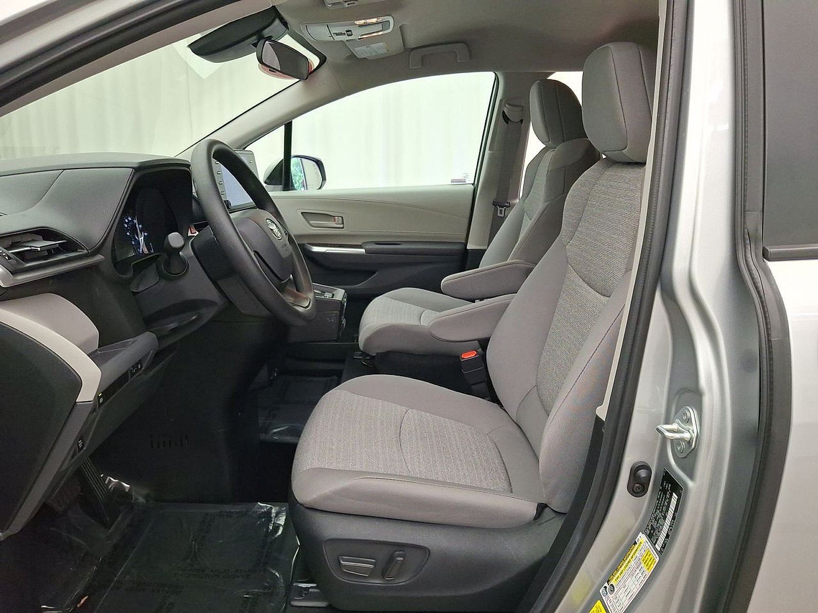 Used 2024 Toyota Sienna LE FWD image 14