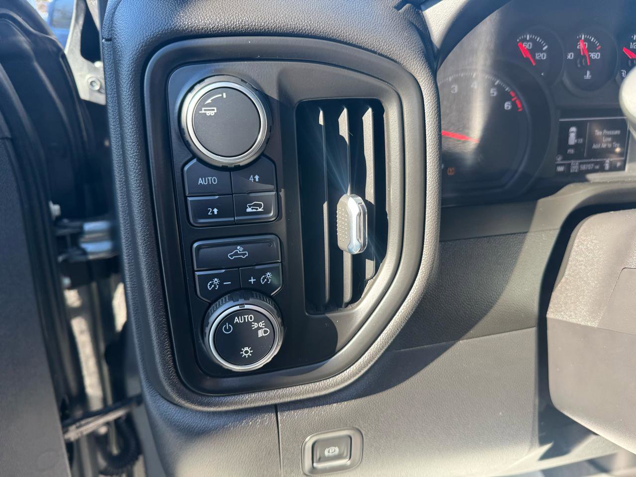 Used 2021 Chevrolet Silverado 1500 Custom image 13