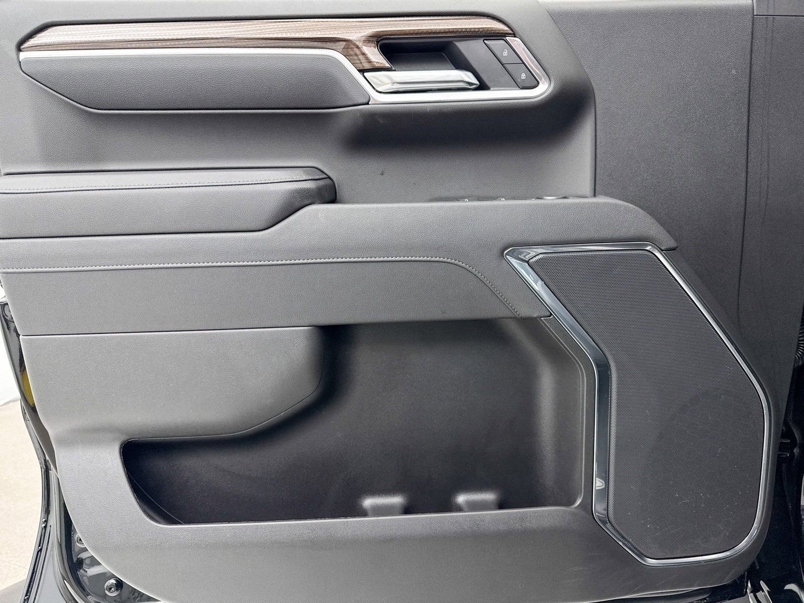 Used 2025 Chevrolet Silverado 1500 LT w/ Convenience Package II image 32