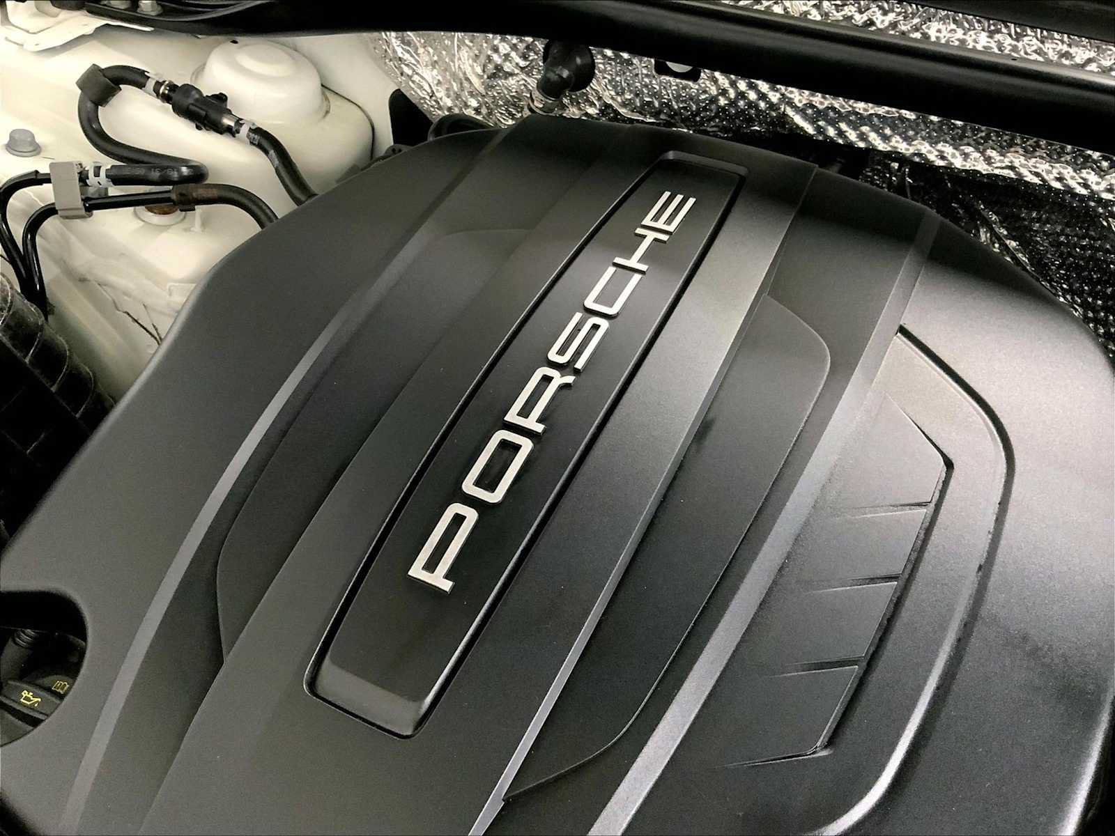 Certified 2018 Porsche Macan AWD/4WD image 33