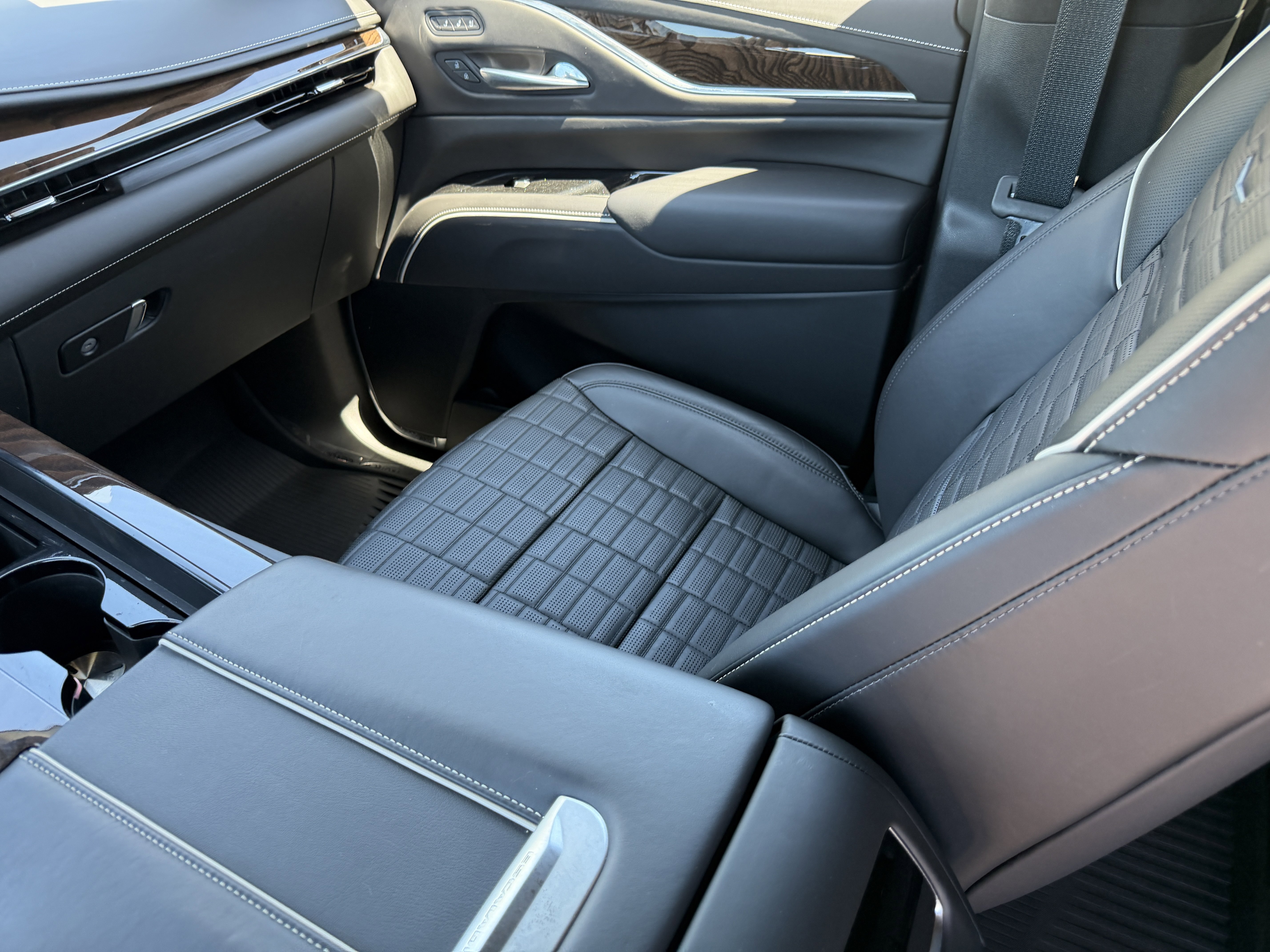 Certified 2022 Cadillac Escalade Premium Luxury Platinum w/ LPO, Radiant Package image 15