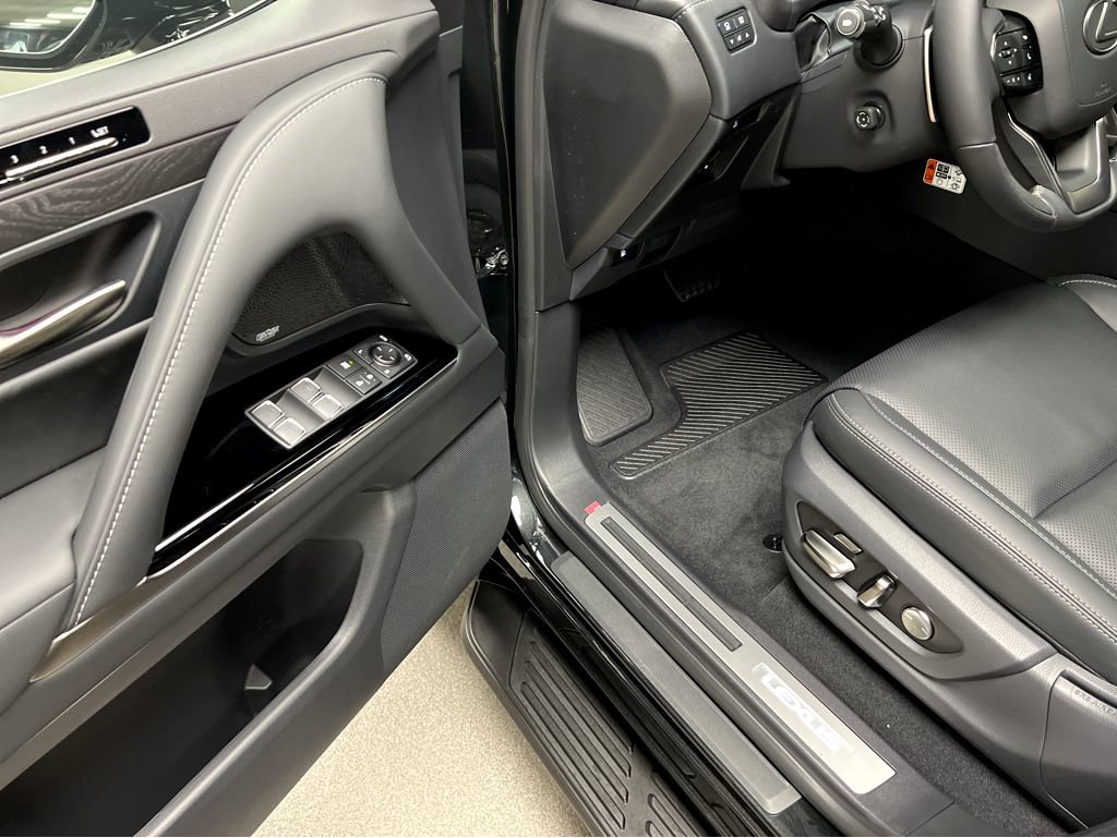 New 2026 Lexus LX 700h Luxury image 8