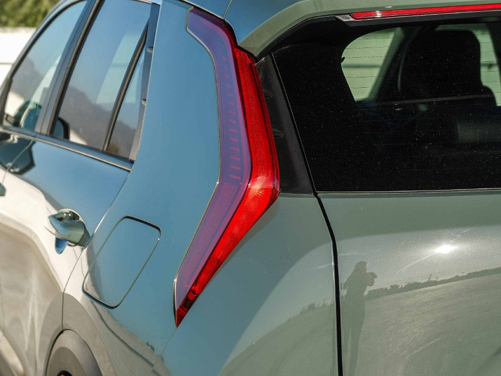 Used 2025 Kia Niro EX FWD image 7