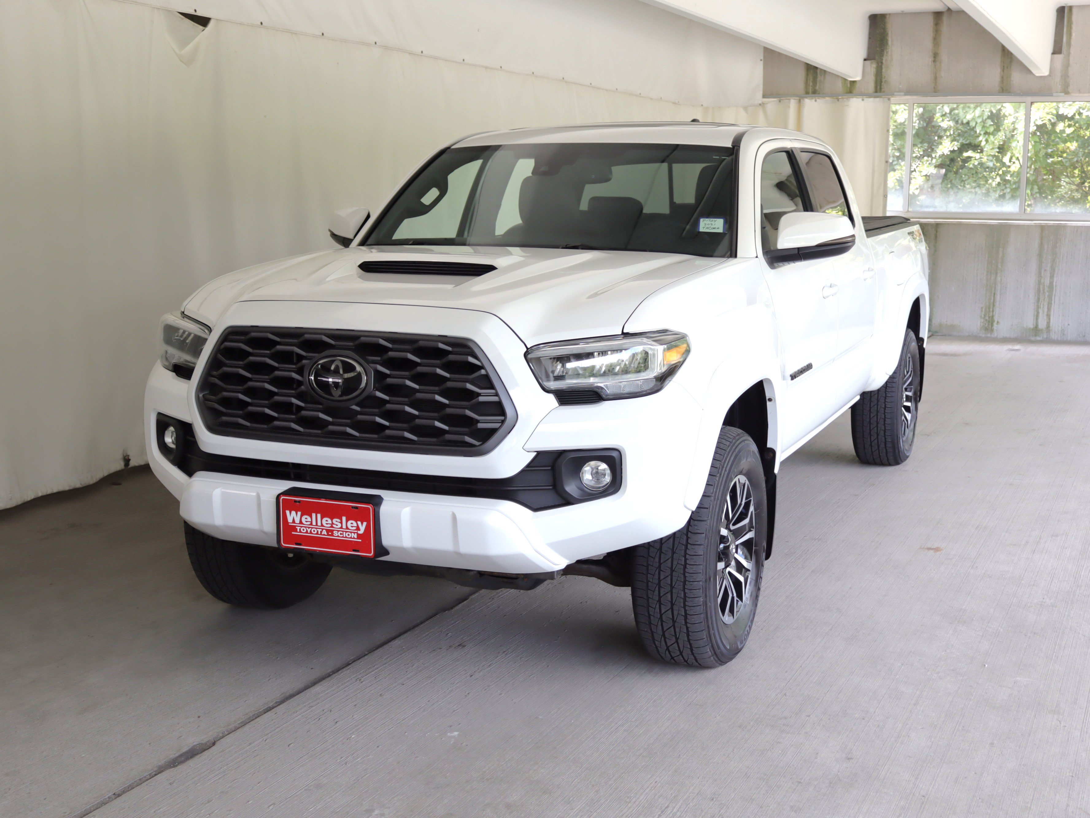 Used 2021 Toyota Tacoma TRD Sport w/ TRD Premium Sport Package AWD/4WD image 23