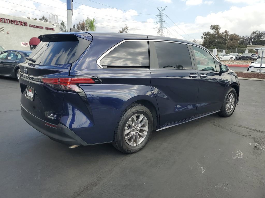 Used 2022 Toyota Sienna XLE image 3