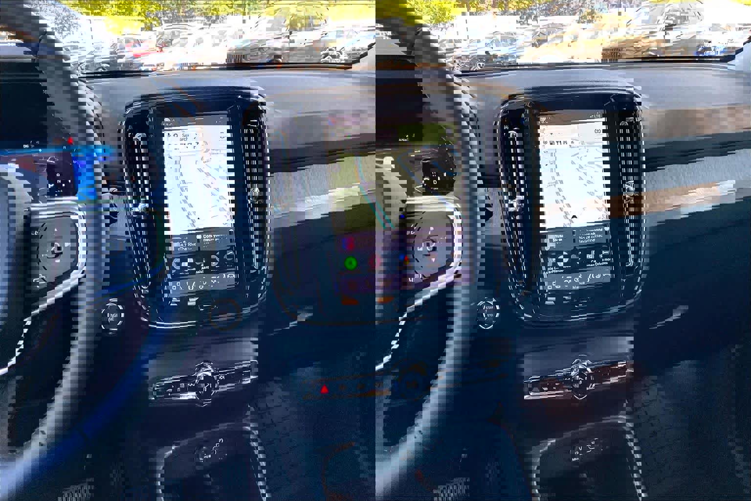 Used 2025 Volvo XC40 B5 Plus AWD/4WD image 7