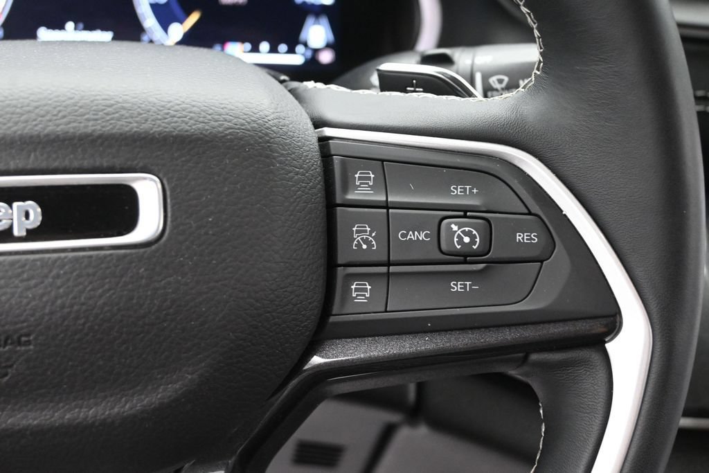 Used 2022 Jeep Grand Cherokee Laredo w/ Luxury Tech Group I AWD/4WD image 27