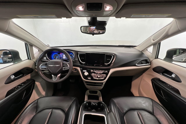 Used 2023 Chrysler Pacifica Touring-L FWD image 9