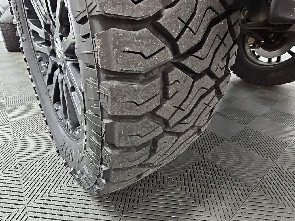 Used 2018 Nissan Titan SL w/ Midnight Edition image 47