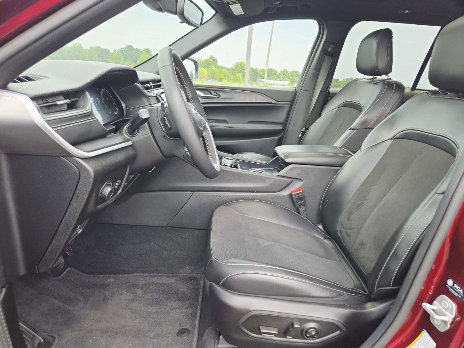 Used 2024 Jeep Grand Cherokee Altitude image 13