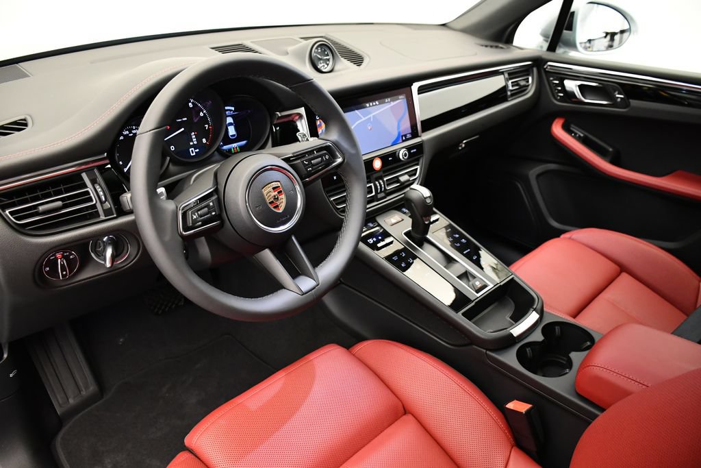 Certified 2026 Porsche Macan AWD/4WD image 4