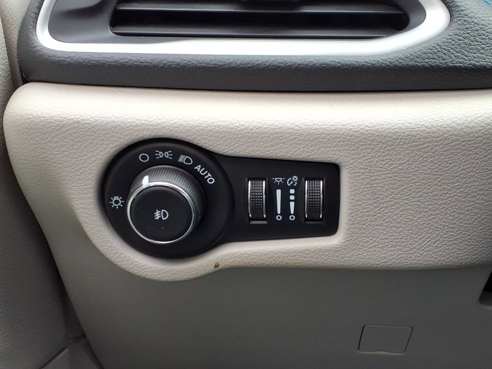 Used 2021 Chrysler Pacifica Touring-L image 29