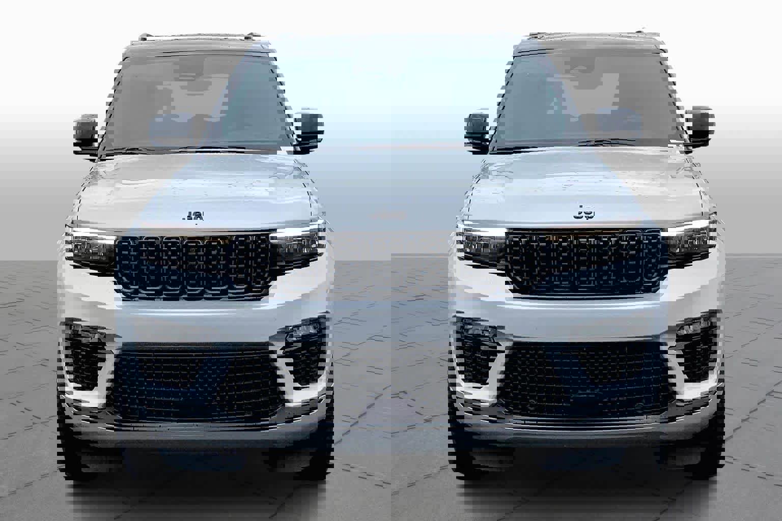 Used 2025 Jeep Grand Cherokee Summit w/ Obsidian Package image 4