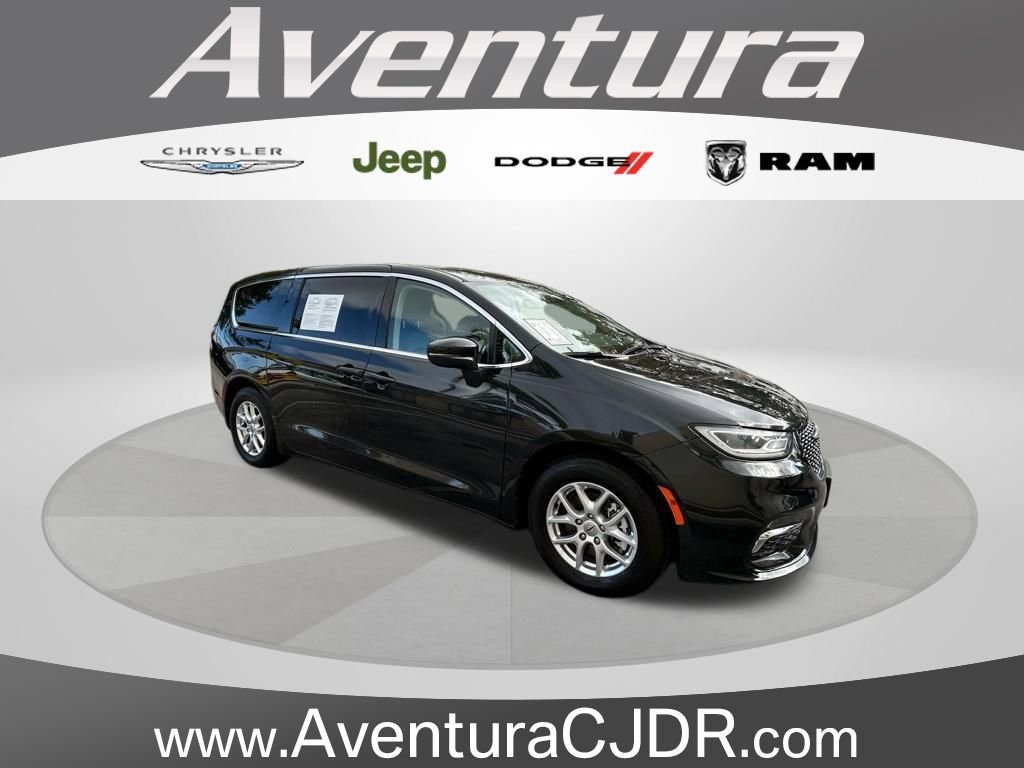 Used 2023 Chrysler Pacifica Touring-L FWD image 1