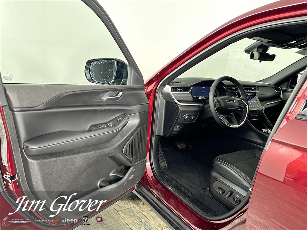 New 2025 Jeep Grand Cherokee L Altitude image 30