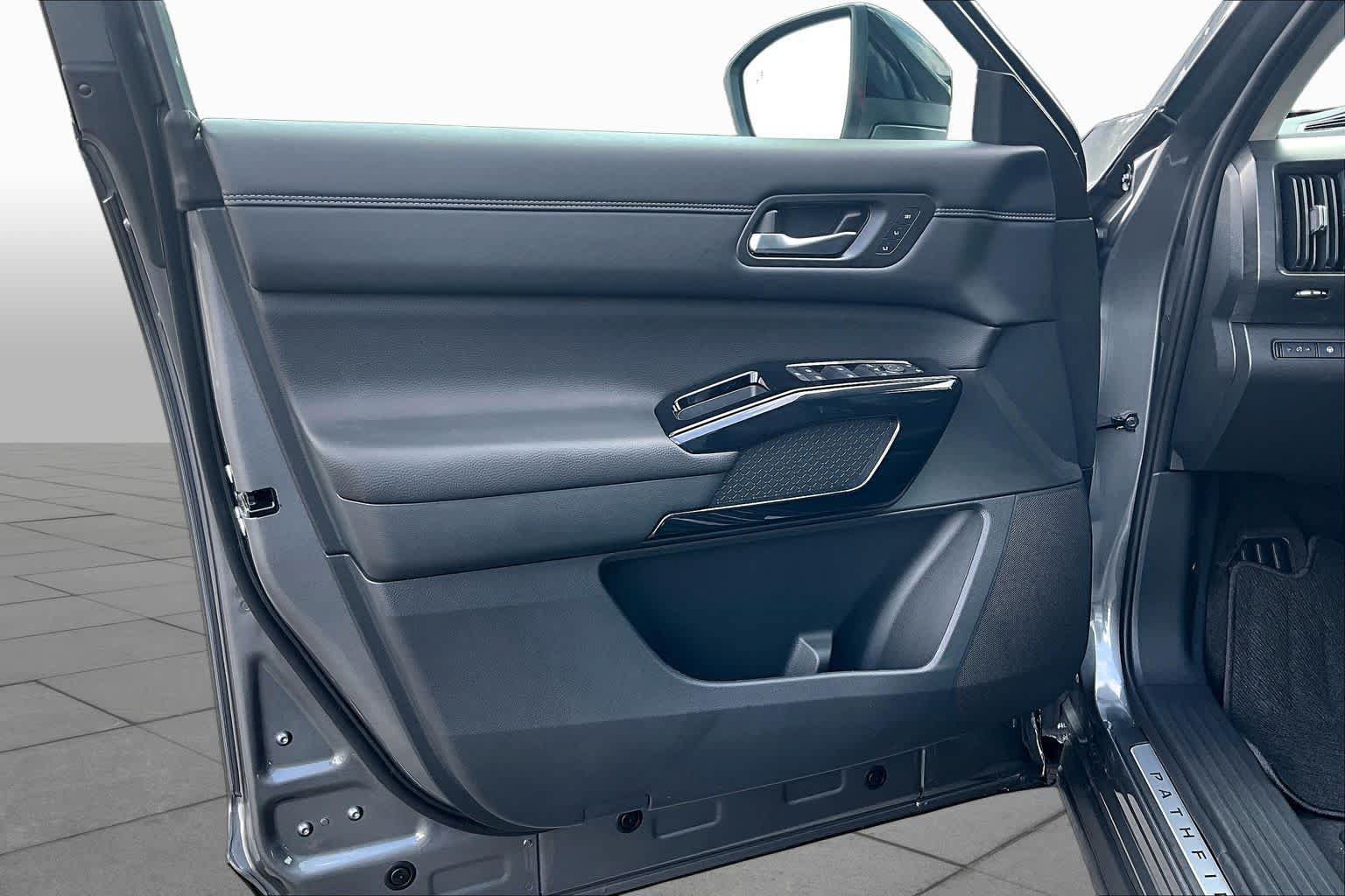 New 2026 Nissan Pathfinder Platinum FWD image 10
