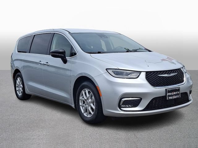 Used 2024 Chrysler Pacifica Touring-L FWD image 3