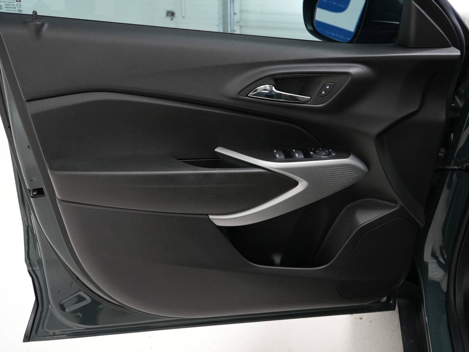 Used 2025 Chevrolet Trax LS w/ LS Convenience Package FWD image 5