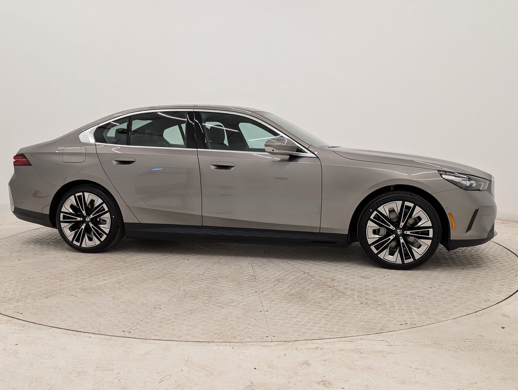 New 2026 BMW i5 eDrive40 w/ Premium Package RWD image 8