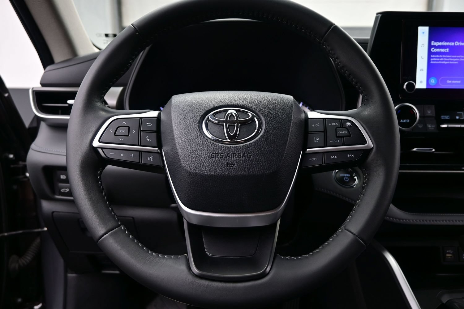 Used 2023 Toyota Highlander LE AWD/4WD image 23