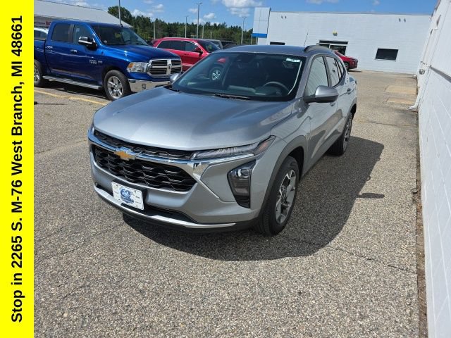 Used 2025 Chevrolet Trax LT FWD image 6