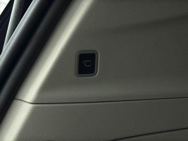 Used 2024 Chrysler Pacifica Touring-L image 39