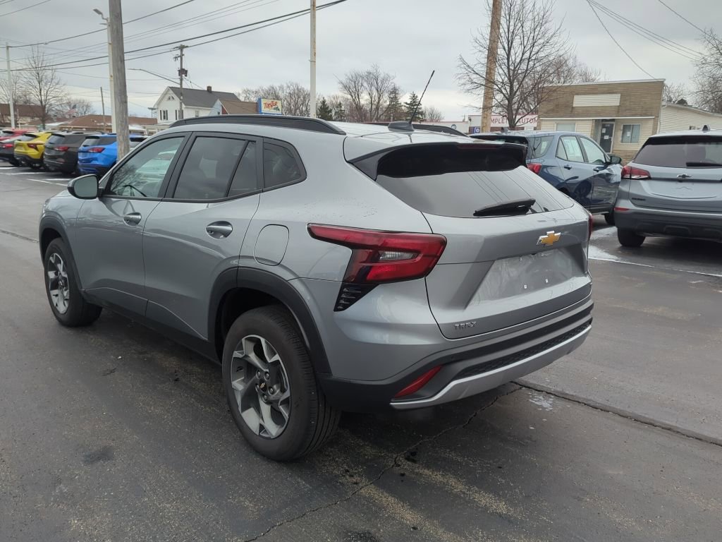 Certified 2024 Chevrolet Trax LT w/ Driver Confidence Package image 5