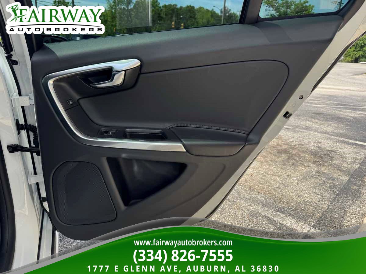 Used 2018 Volvo V60 T5 Cross Country image 30