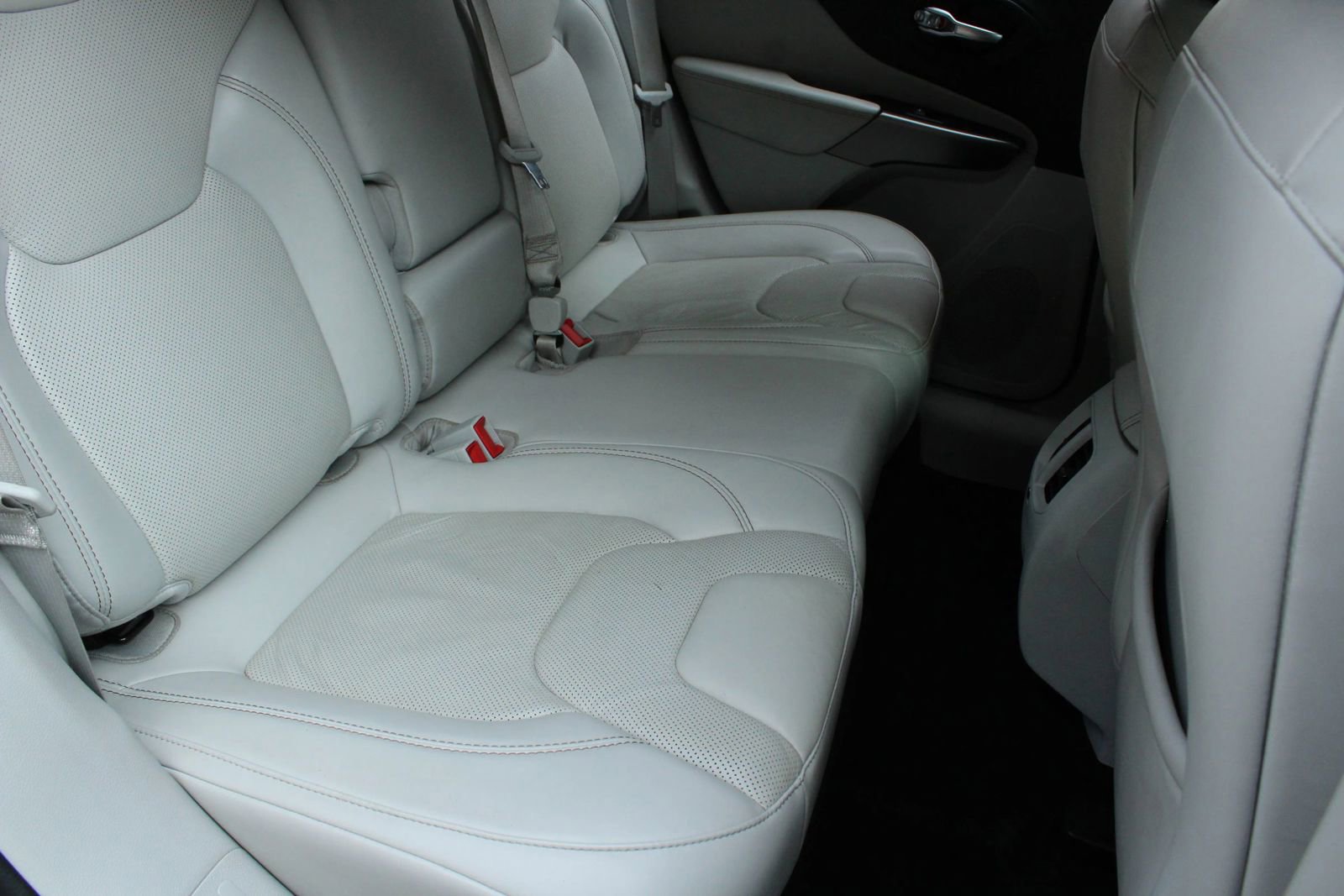Used 2020 Jeep Cherokee Limited FWD image 31