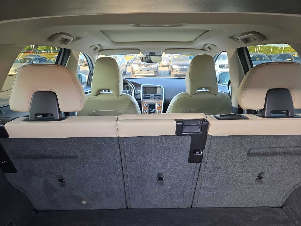 Used 2017 Volvo XC60 T6 Inscription w/ Climate Package image 14