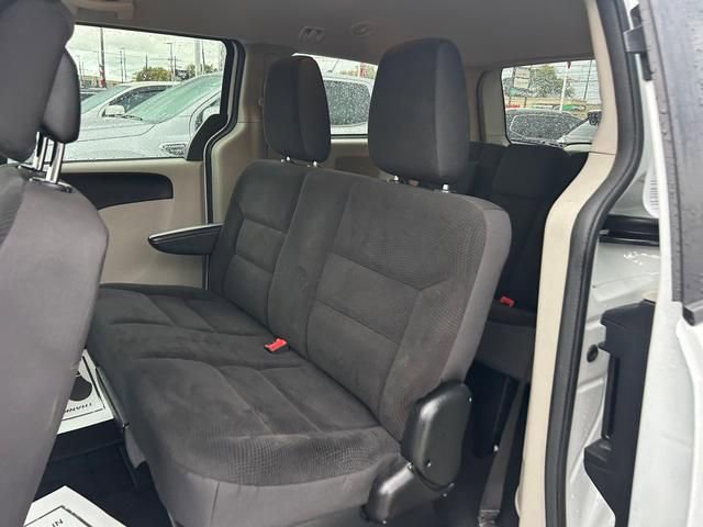 Used 2019 Dodge Grand Caravan SE w/ UConnect Hands-Free Group image 14