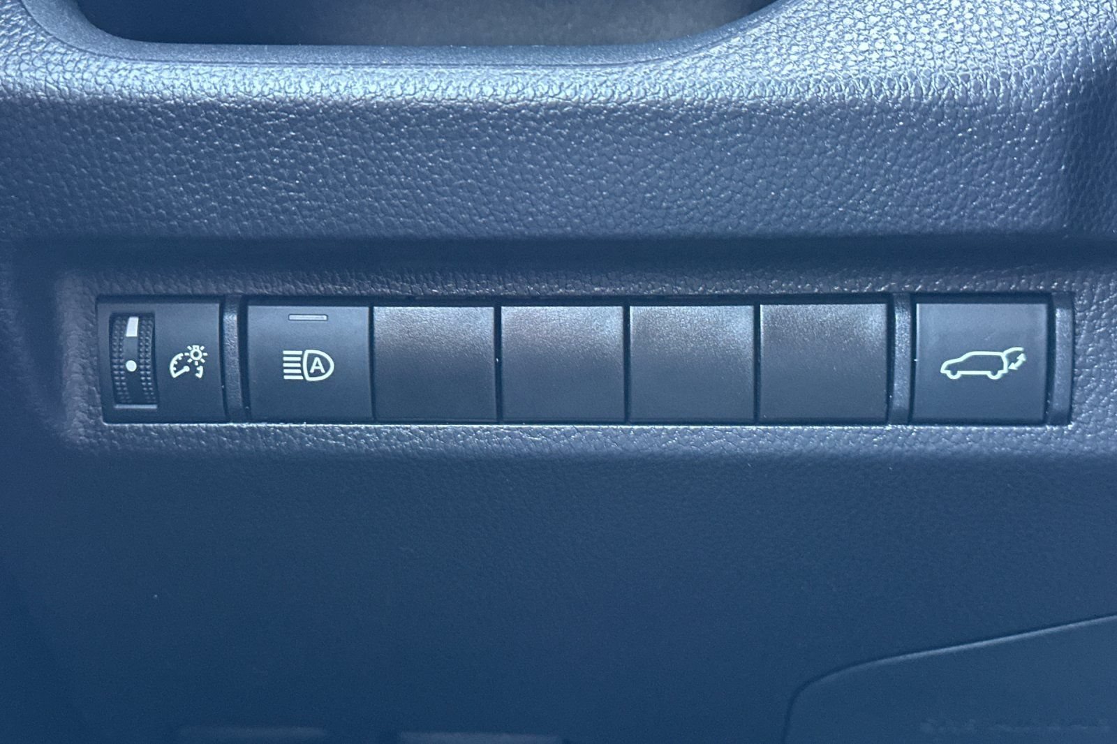 Used 2025 Toyota RAV4 XLE w/ Convenience Package FWD image 35