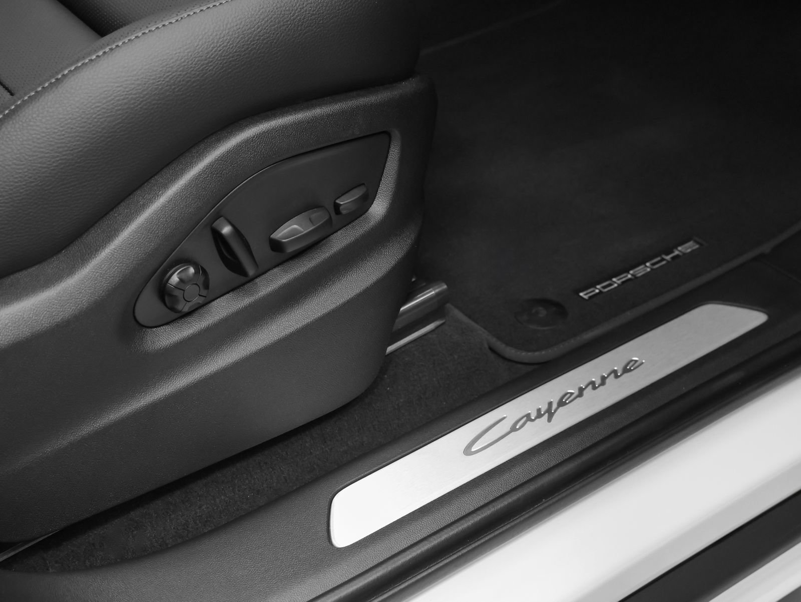 Certified 2026 Porsche Cayenne AWD/4WD image 20